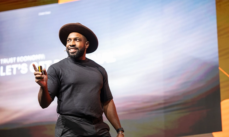 Elfried Samba at the LDNBlockchain25 stage.